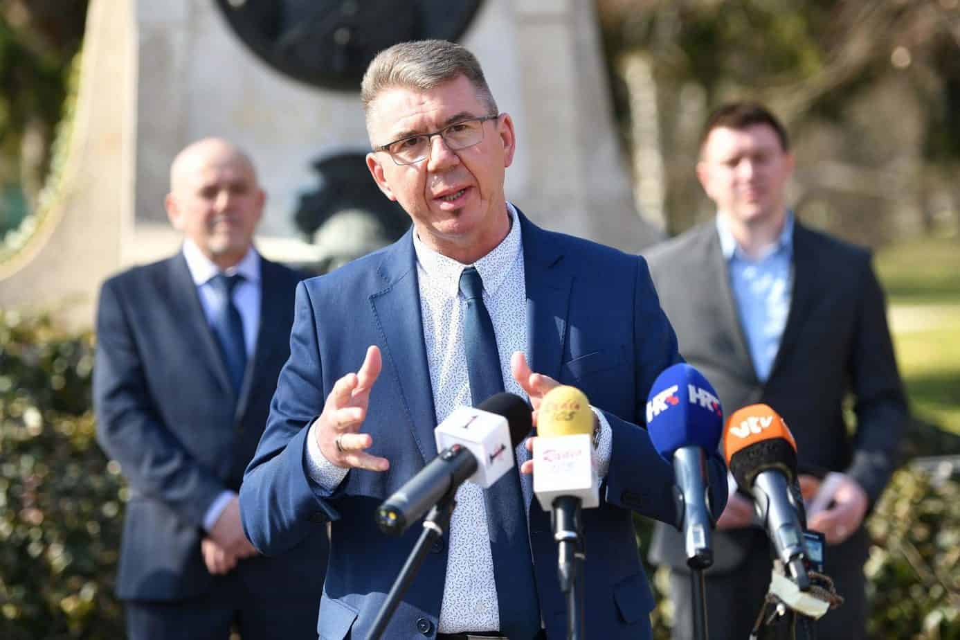 NA GRADSKOM VIJEĆU Pitanje za Srpaka: “Kroz Štrukovec većina vozača prebrzo vozi. Što činite po tom pitanju?” NA GRADSKOM VIJEĆU Pitanje za Srpaka: “Kroz Štrukovec većina vozača prebrzo vozi. Što činite po tom pitanju?”