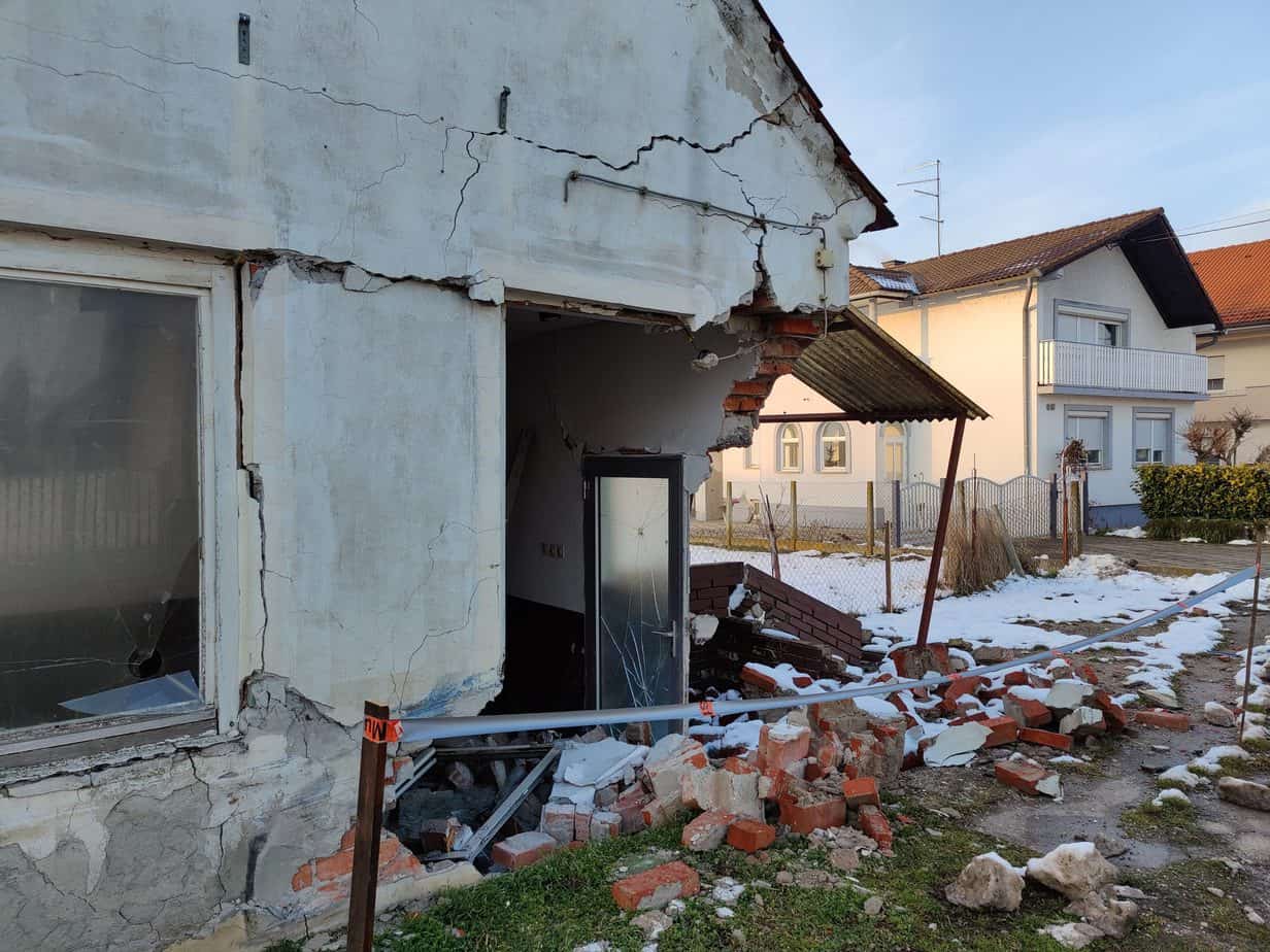 Polusrušena kuća u Palovcu prijeti prolaznicima! Polusrušena kuća u Palovcu prijeti prolaznicima!