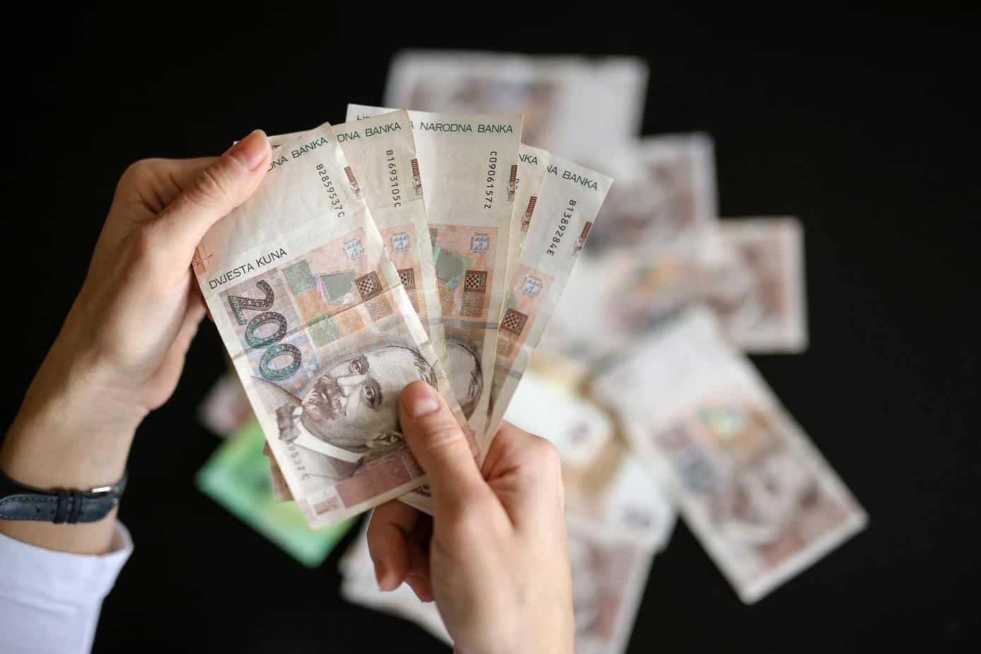 Pokušao ju uvjeriti da podigne svu ušteđevinu kako bi provjerio jesu li novčanice krivotvorene Pokušao ju uvjeriti da podigne svu ušteđevinu kako bi provjerio jesu li novčanice krivotvorene