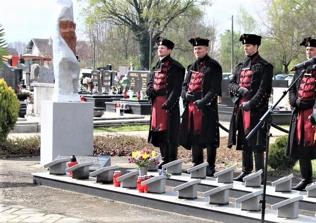 Vijenci i svijeće na spomenike partizanima u Čakovcu i Svetom Jurju u Trnju Vijenci i svijeće na spomenike partizanima u Čakovcu i Svetom Jurju u Trnju
