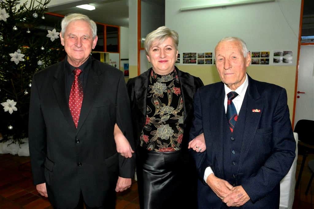 Zahvalili Zvonku Golubu za nemjerljiv doprinos razvoju škole i mjesta Zahvalili Zvonku Golubu za nemjerljiv doprinos razvoju škole i mjesta