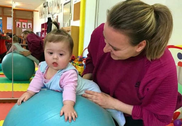 Zašto mala Noemi i njeni vršnjaci sa sindromom Down vježbaju već od najranije dobi? Zašto mala Noemi i njeni vršnjaci sa sindromom Down vježbaju već od najranije dobi?