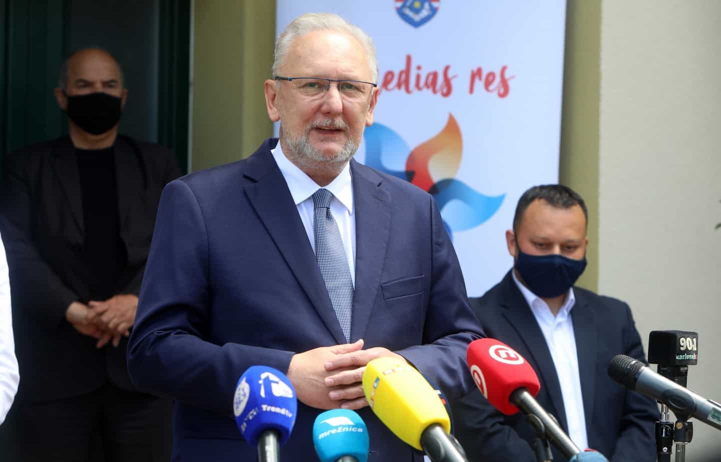 Božinović najavio strožu kontrolu nošenja maski, možda produže školske praznike Božinović najavio strožu kontrolu nošenja maski, možda produže školske praznike