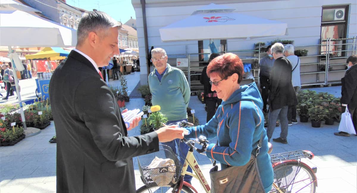Gradonačelnik Stjepan Kovač poklanjao cvijeće pripadnicama ljepšeg spola Gradonačelnik Stjepan Kovač poklanjao cvijeće pripadnicama ljepšeg spola