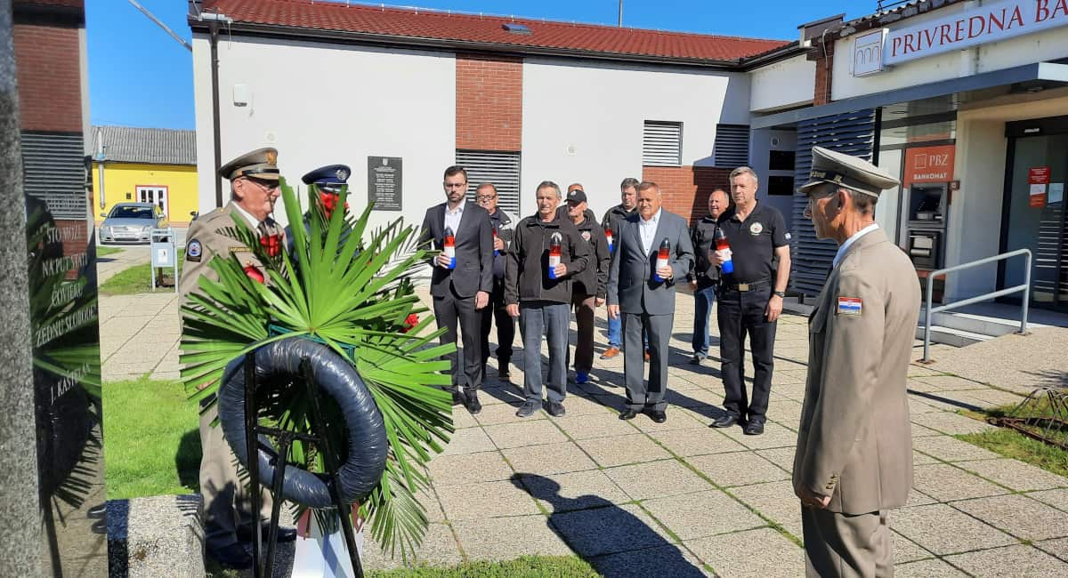 Položen vijenac i zapaljene svijeće za sve poginule branitelje Položen vijenac i zapaljene svijeće za sve poginule branitelje
