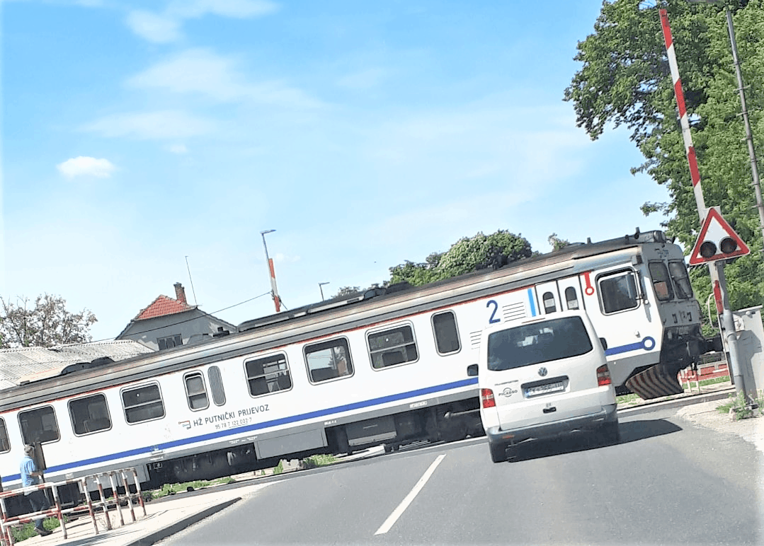 Vlak prolazi, a polubranici nisu spušteni! Vlak prolazi, a polubranici nisu spušteni!