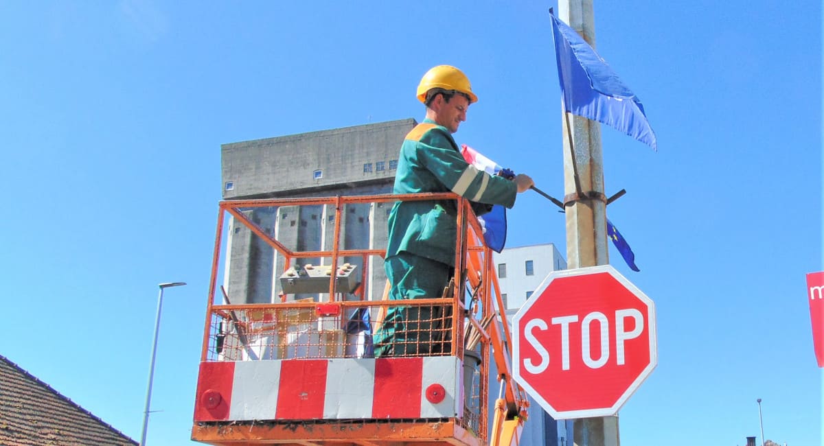 Zastave Grada, Županije i Hrvatske čine Čakovec ljepšim i svečanijim Zastave Grada, Županije i Hrvatske čine Čakovec ljepšim i svečanijim