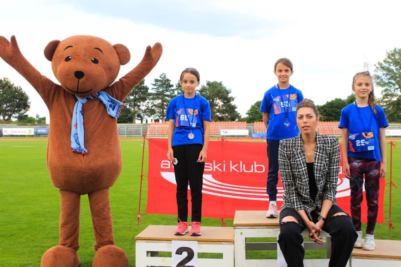 Čakovečki stadion obojan u plavo, Blanka Vlašić oduševila mališane Čakovečki stadion obojan u plavo, Blanka Vlašić oduševila mališane