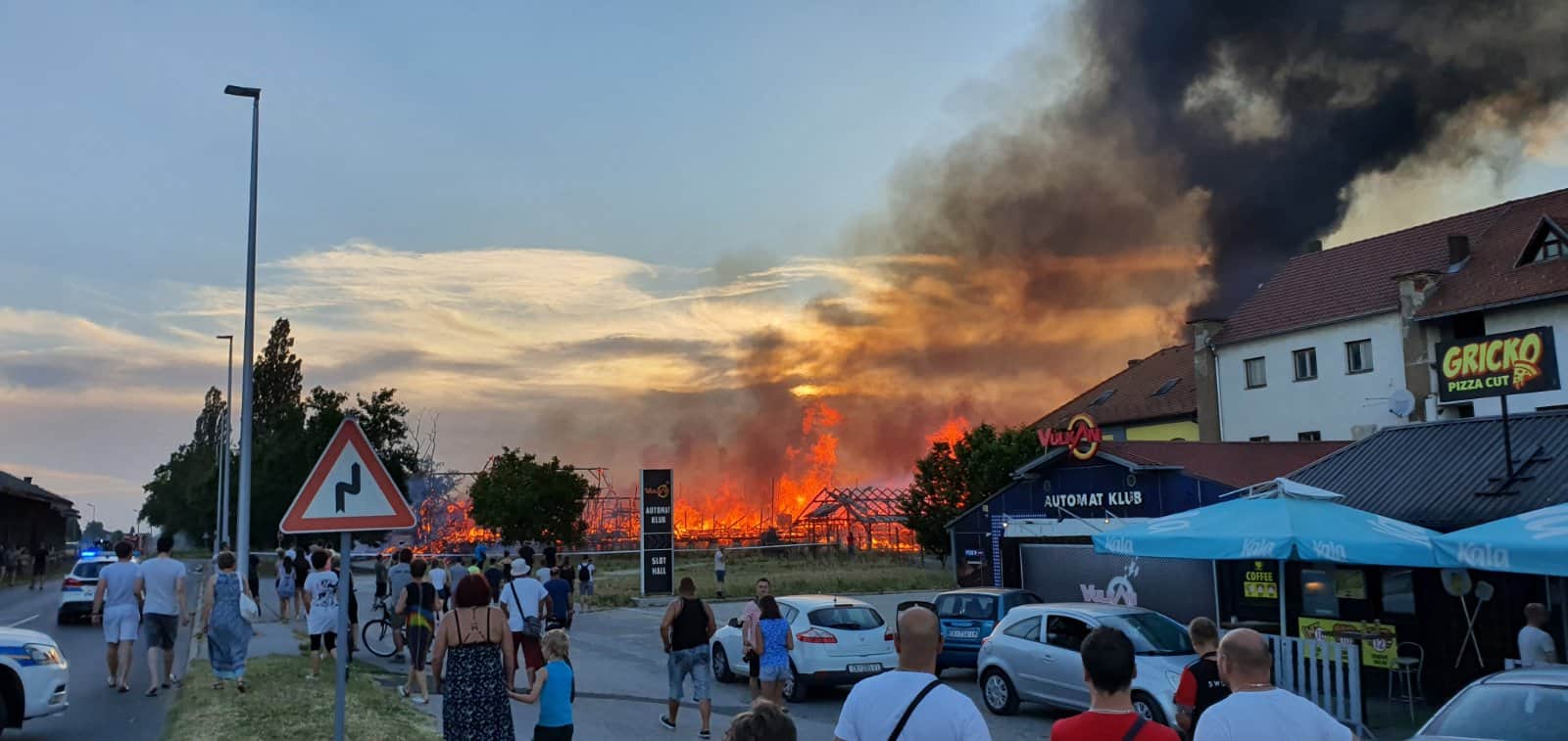 Veliki požar u čakovečkoj Ulici dr. Ivana Novaka za sada pod kontrolom Veliki požar u čakovečkoj Ulici dr. Ivana Novaka za sada pod kontrolom