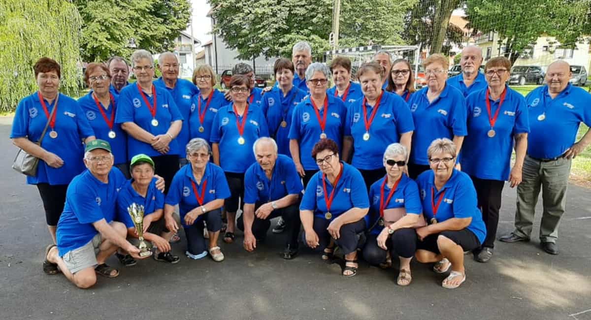 Iako su nam i sportski rezultati važni, druženje je ono što nas pomlađuje! Iako su nam i sportski rezultati važni, druženje je ono što nas pomlađuje!