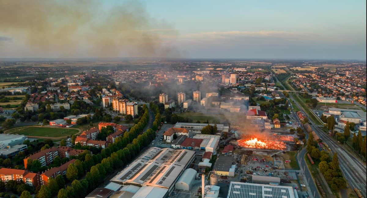 VIDEO I FOTO Gori nekadašnje skladište Velecommerca VIDEO I FOTO Gori nekadašnje skladište Velecommerca