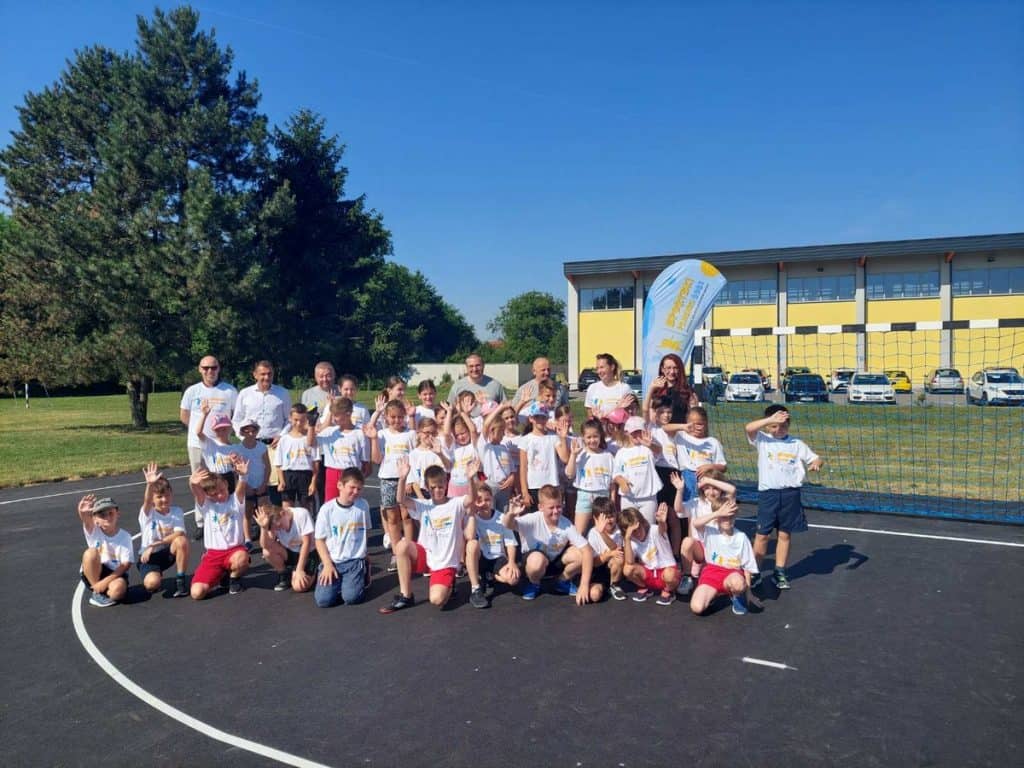 Na obnovljenim sportskim terenima Osnovne škole Strahoninec započeo novi projekt u koji je uključeno 800 djece Na obnovljenim sportskim terenima Osnovne škole Strahoninec započeo novi projekt u koji je uključeno 800 djece