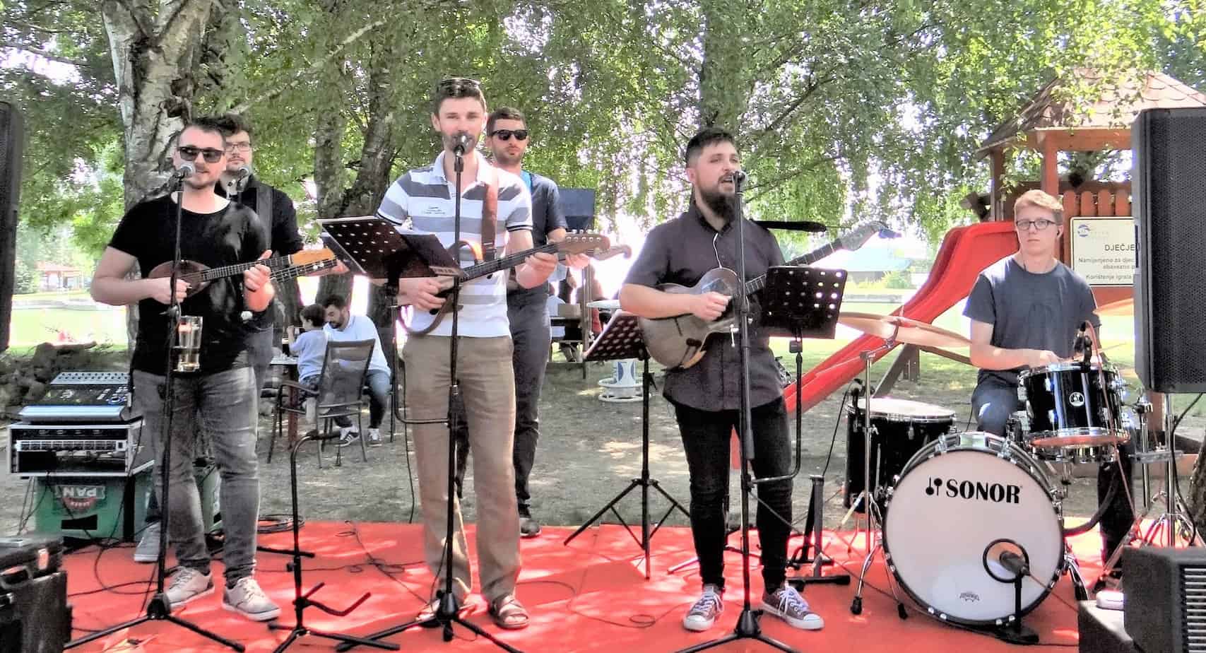 Na njihovu svirku zaplesale i ribe u ulju Na njihovu svirku zaplesale i ribe u ulju