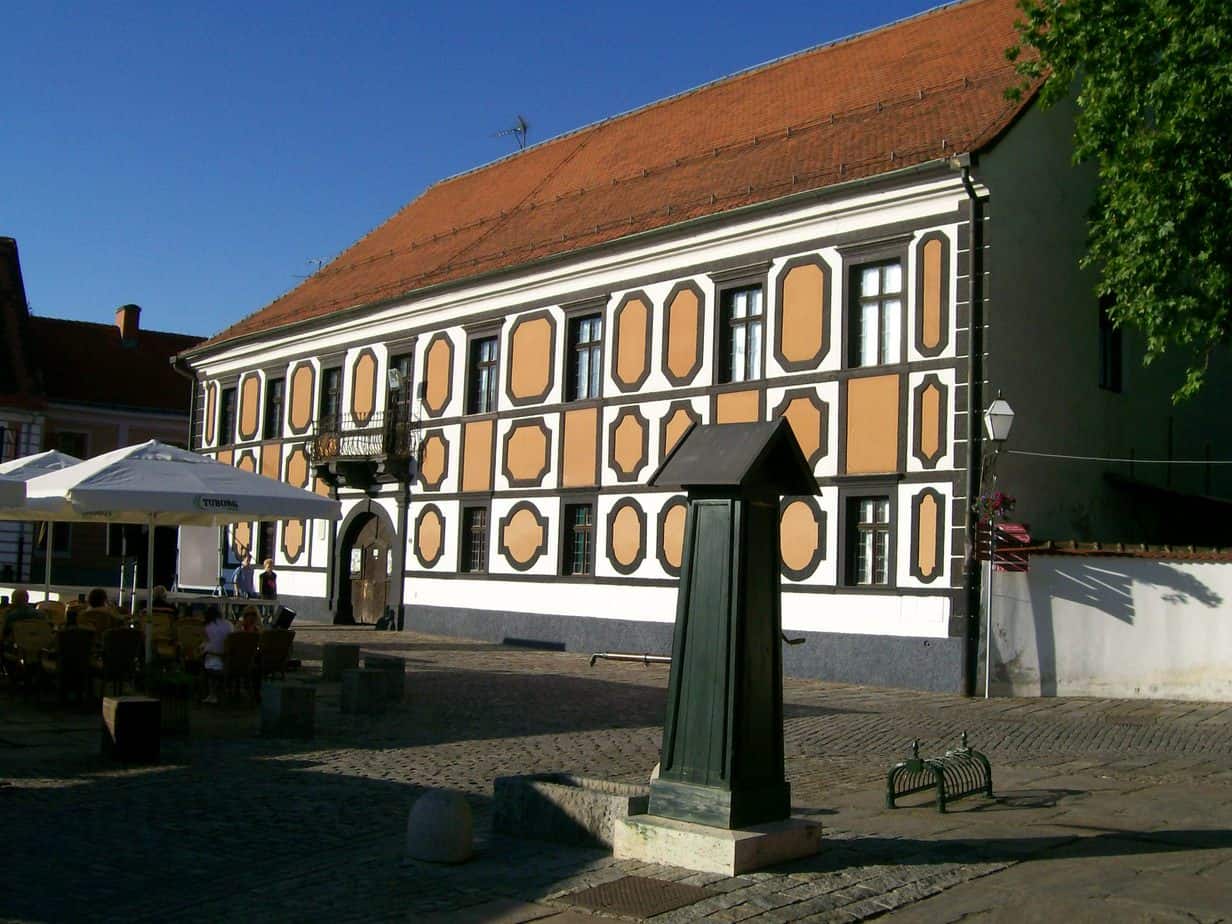 Utakmica na velikom ekranu u dvorištu palače Sermage Utakmica na velikom ekranu u dvorištu palače Sermage