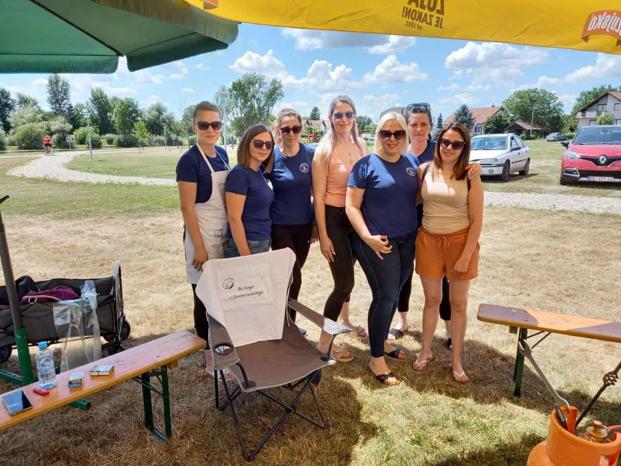 Mažoretkinje najbolje kuhaju među udrugama, a nedjeljni specijalitet dana je vol na ražnju Mažoretkinje najbolje kuhaju među udrugama, a nedjeljni specijalitet dana je vol na ražnju