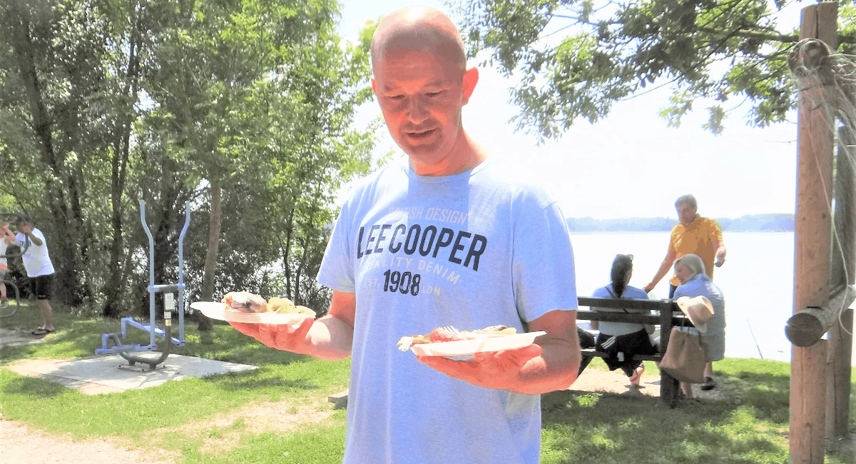 Svestrani Željko vodio program, dijelio ribu, bio vodič… Svestrani Željko vodio program, dijelio ribu, bio vodič…