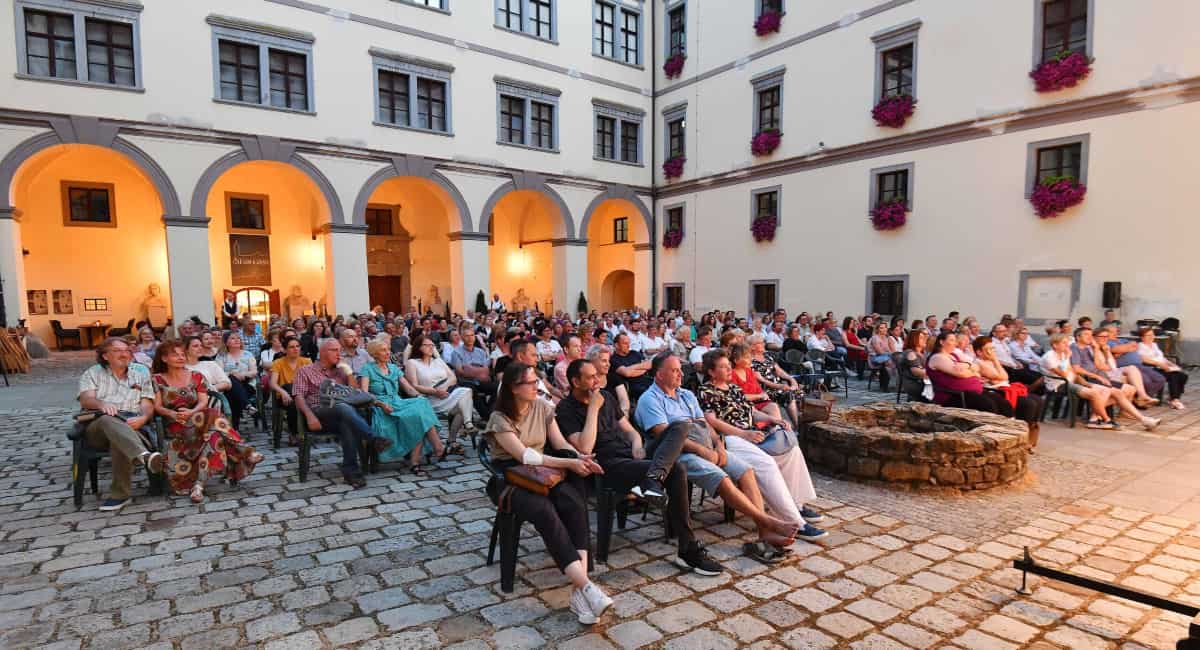 LJETNE MANIFESTACIJE U SREDIŠTU GRADA Nemojte se ljutiti zbog nešto glasnije glazbe LJETNE MANIFESTACIJE U SREDIŠTU GRADA Nemojte se ljutiti zbog nešto glasnije glazbe