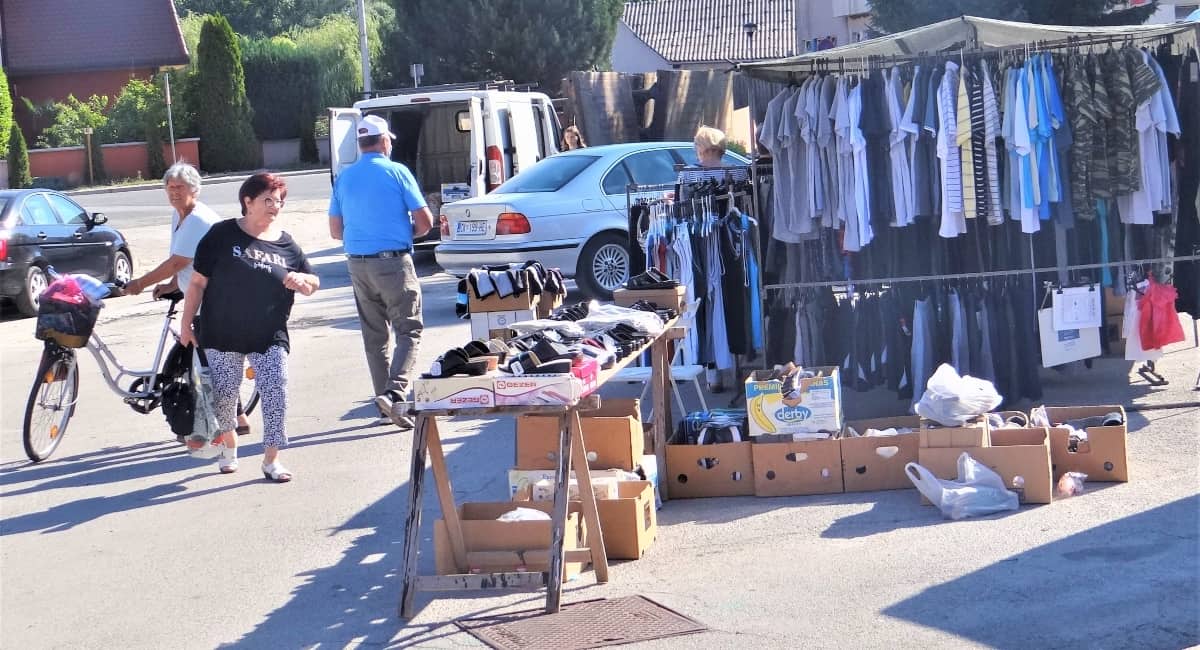 Ljetna odjeća i obuća na peronu autobusne stanice!? Ljetna odjeća i obuća na peronu autobusne stanice!?