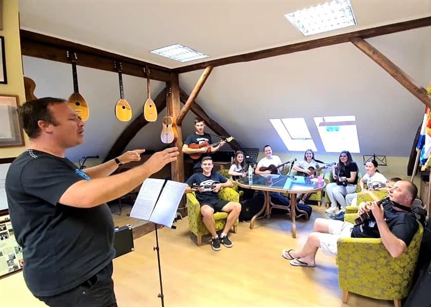 Mladi zdušno upijaju narodno blago Mladi zdušno upijaju narodno blago