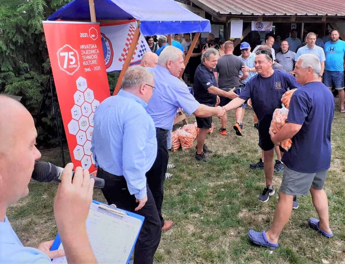 S dvije ekipe lovili Labuđe pero S dvije ekipe lovili Labuđe pero