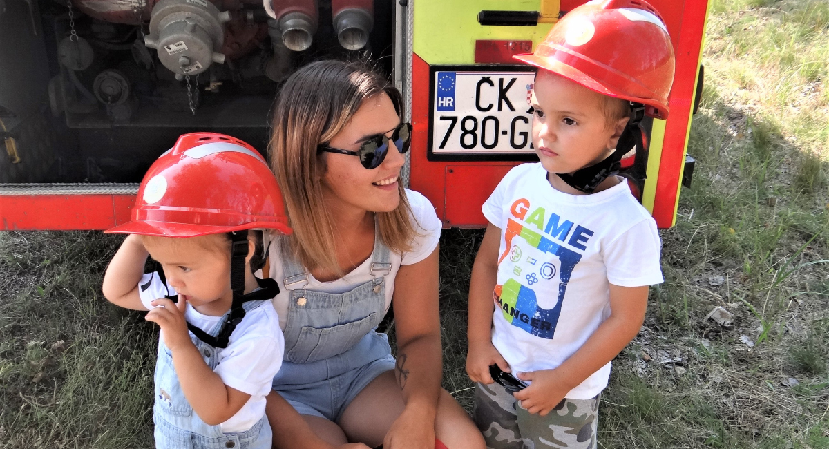 PRIMJERI: Deni i Dea stopama mame Dijane! PRIMJERI: Deni i Dea stopama mame Dijane!