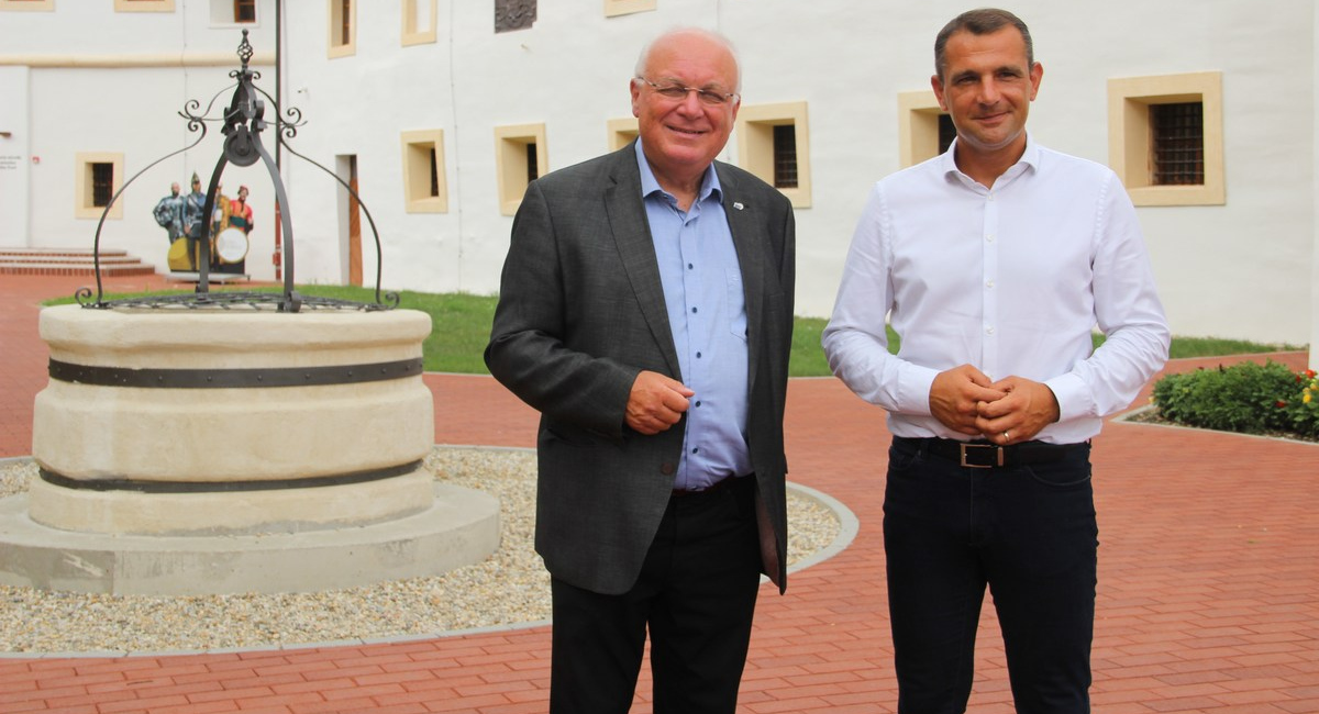 ODUŠEVLJEN MEĐIMURJEM Predsjednik Instituta Regija Europe posjetio našu županiju ODUŠEVLJEN MEĐIMURJEM Predsjednik Instituta Regija Europe posjetio našu županiju