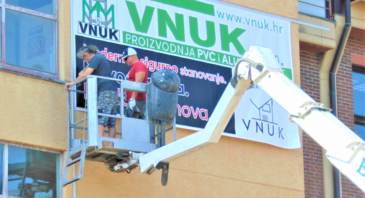 Reklama na visokom mjestu i sa što većim i uočljivijim slovima Reklama na visokom mjestu i sa što većim i uočljivijim slovima