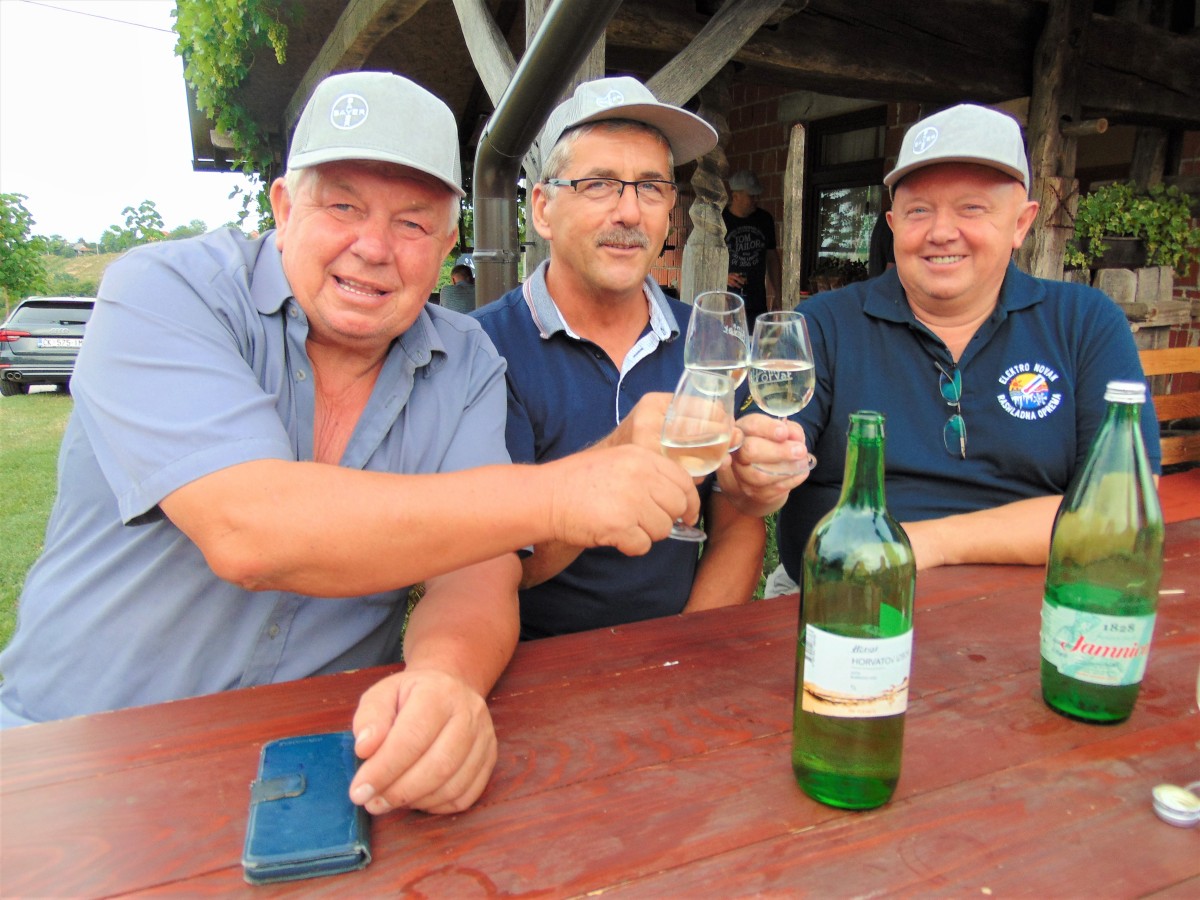 Kapa glavu čuva, a gemišt hladi! Kapa glavu čuva, a gemišt hladi!