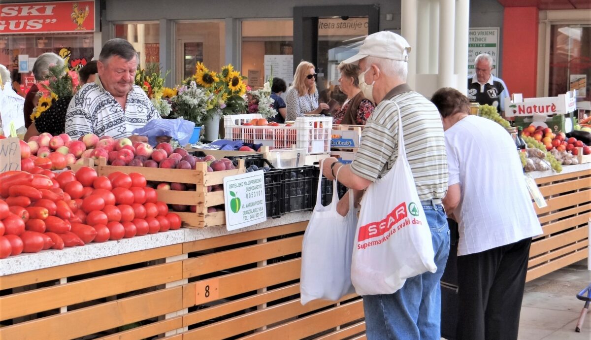 Evo krastavaca, paprike i rajčice za zimnicu! Evo krastavaca, paprike i rajčice za zimnicu!