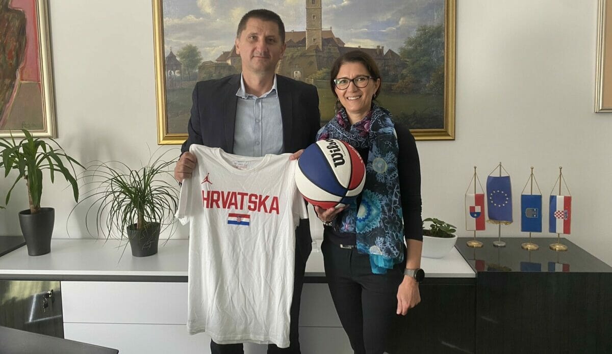 Predsjednik košarkaškog saveza i gradonačelnica na važnom sastanku Predsjednik košarkaškog saveza i gradonačelnica na važnom sastanku