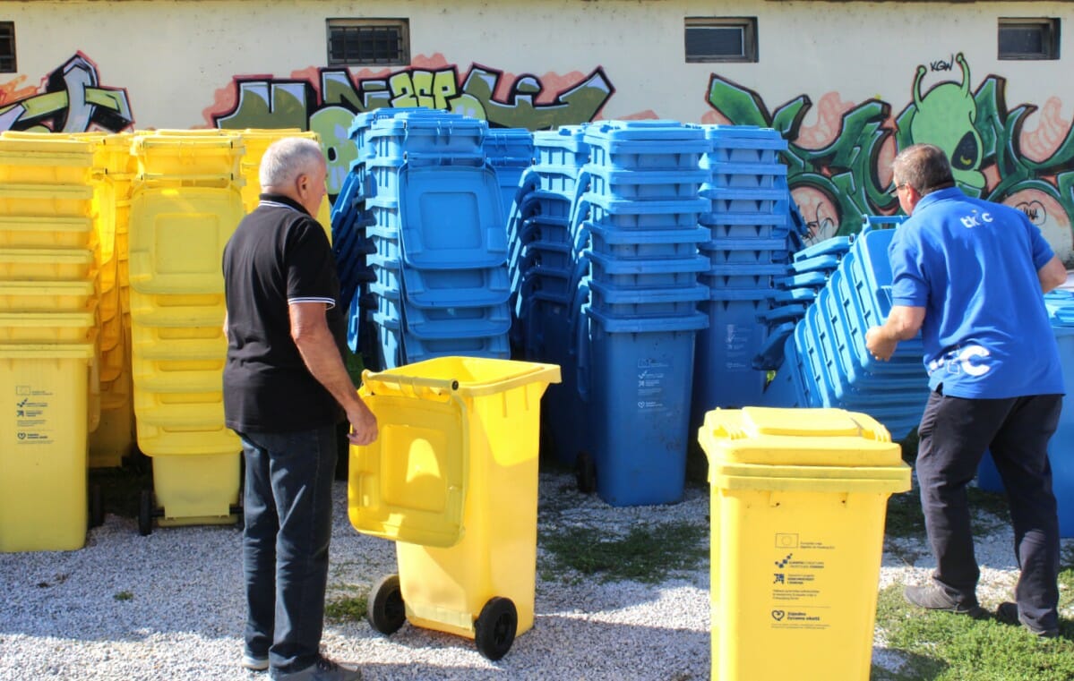 Počela podjela spremnika za odlaganje plastike i papira Počela podjela spremnika za odlaganje plastike i papira