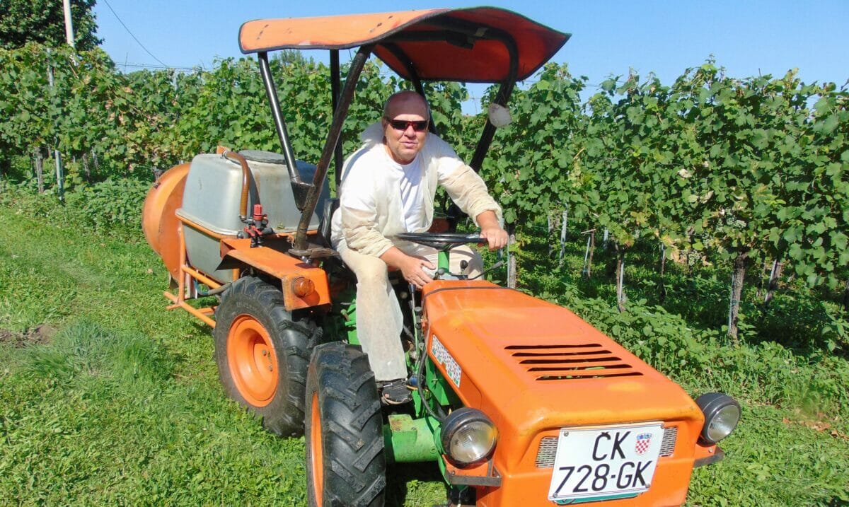 Zvonko Petković: Gotovo sam potpuno slijep, ali sam vozim traktor i obrađujem vinograd! Zvonko Petković: Gotovo sam potpuno slijep, ali sam vozim traktor i obrađujem vinograd!