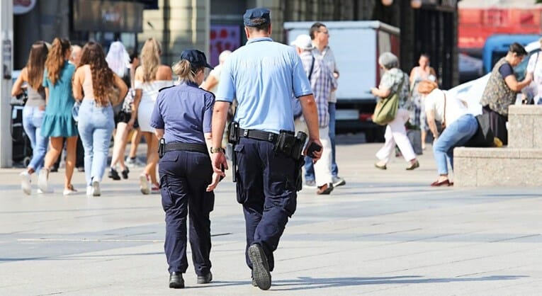 Međimurka nije mogla sinu kupiti Kinder jaje. Policajka ga dočekala sa slatkišima Međimurka nije mogla sinu kupiti Kinder jaje. Policajka ga dočekala sa slatkišima