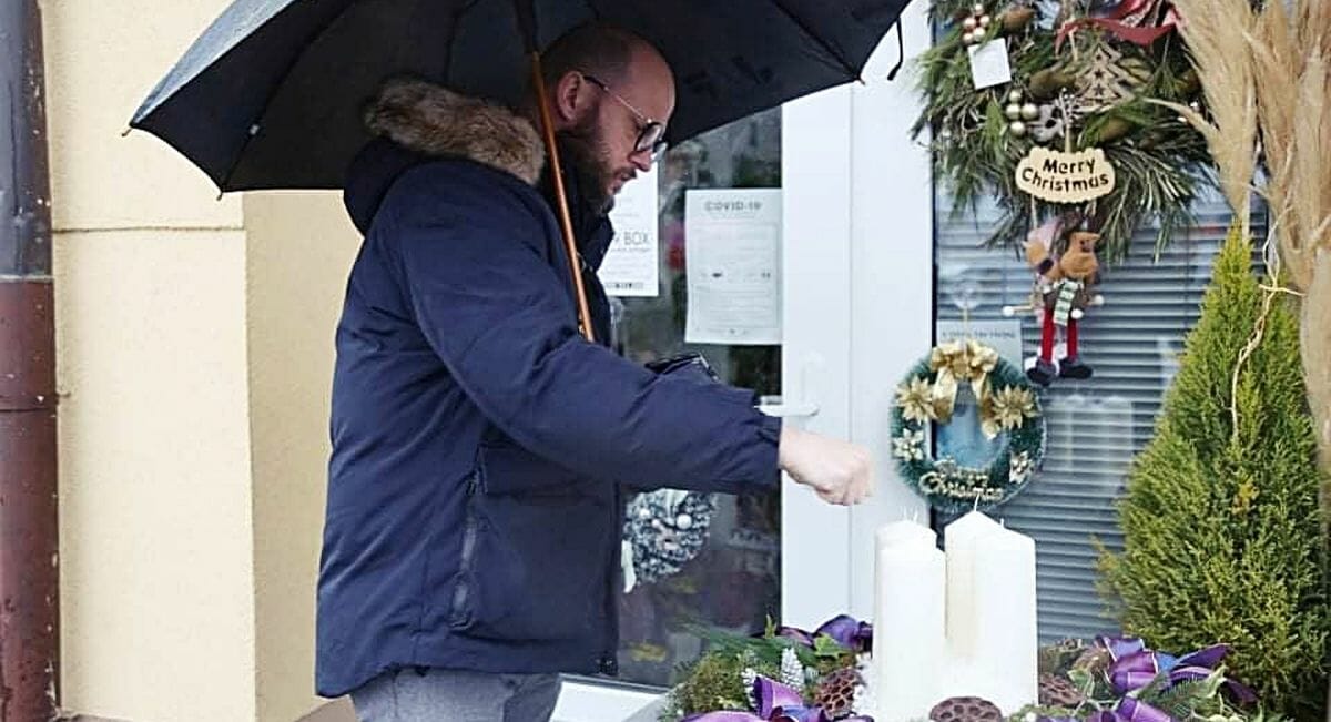 Načelnik Matija Ladić i vlč. Marko Rac zapalili su prvu adventsku svijeću Načelnik Matija Ladić i vlč. Marko Rac zapalili su prvu adventsku svijeću