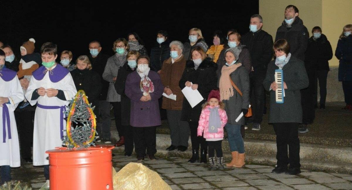 V Dobravi upaljena prva svijeća na adventskom vijencu V Dobravi upaljena prva svijeća na adventskom vijencu