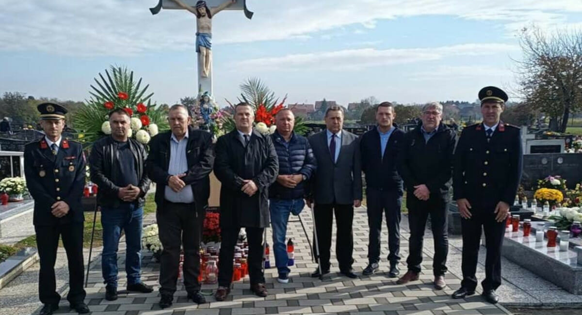 Članovi DVD-a Vularija odali počast svim preminulim vatrogascima Članovi DVD-a Vularija odali počast svim preminulim vatrogascima