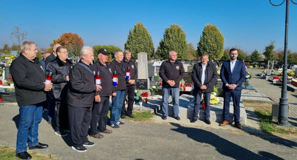 Položeni vijenci, zapaljene svijeće i održana misa za sve poginule i nestale branitelje Položeni vijenci, zapaljene svijeće i održana misa za sve poginule i nestale branitelje