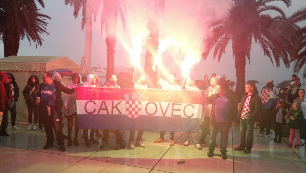 FOTO/VIDEO Sjajna atmosfera na splitskoj Rivi prije početka kvalifikacijskog dvoboja protiv Rusije FOTO/VIDEO Sjajna atmosfera na splitskoj Rivi prije početka kvalifikacijskog dvoboja protiv Rusije