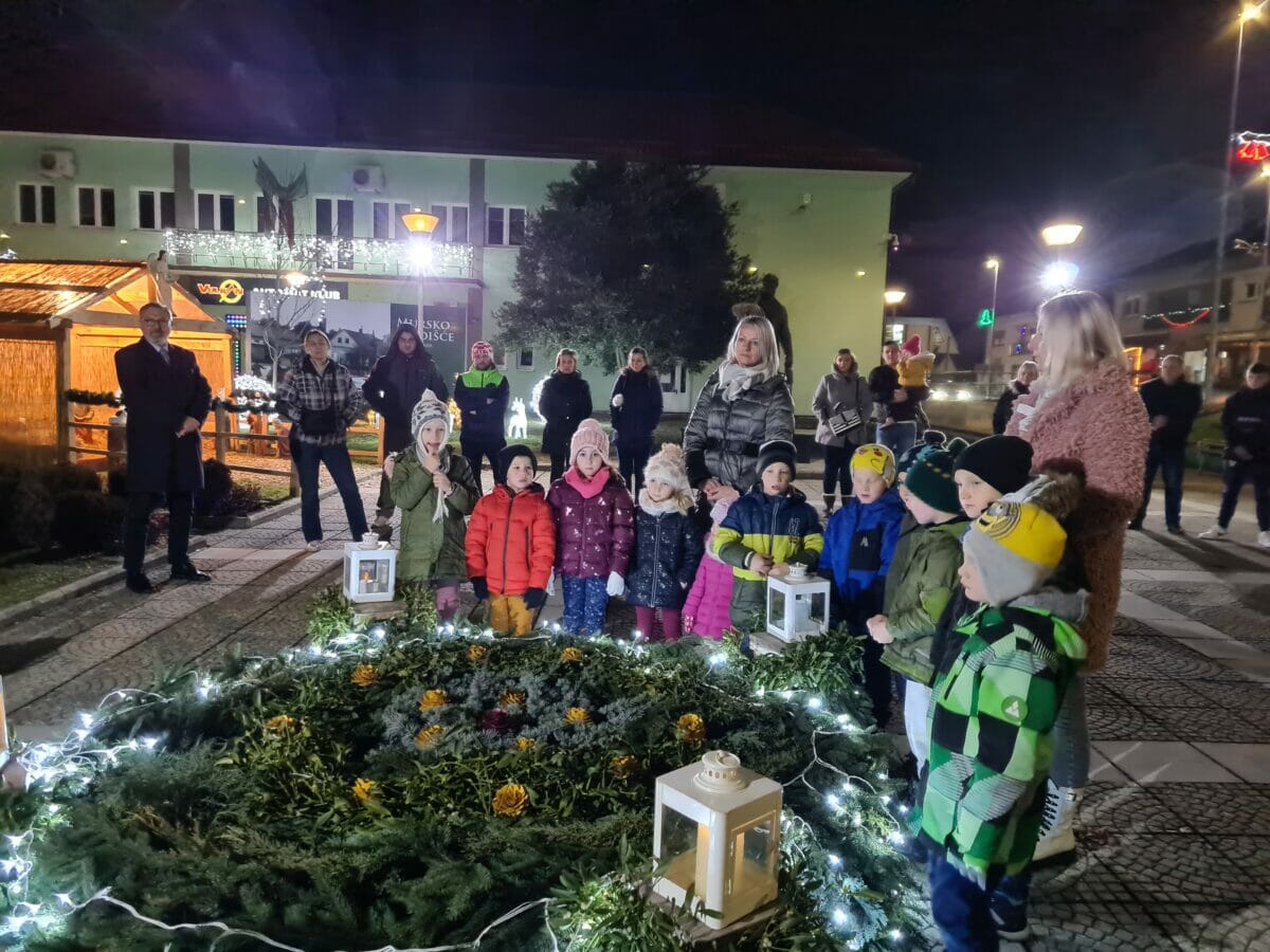 Mališani dječjeg vrtića “Pahuljica” upalili četvrtu adventsku svijeću Mališani dječjeg vrtića “Pahuljica” upalili četvrtu adventsku svijeću