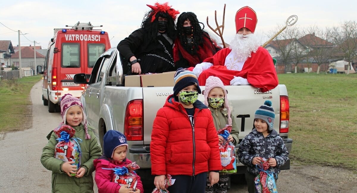 Sveti Nikola će dijeliti darove djeci na ulici, uz pratnju vatrogasnog vozila! Sveti Nikola će dijeliti darove djeci na ulici, uz pratnju vatrogasnog vozila!