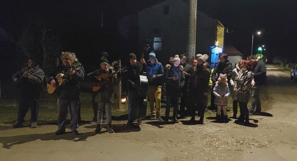 VIDEO U Svetoj Mariji na Badnjak na ulicama se jede, pije i – pjeva! VIDEO U Svetoj Mariji na Badnjak na ulicama se jede, pije i – pjeva!