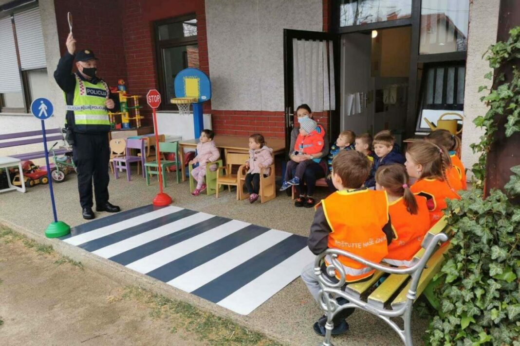 Policajci će mališane iz vrtića naučiti o sigurnosti na cesti Policajci će mališane iz vrtića naučiti o sigurnosti na cesti