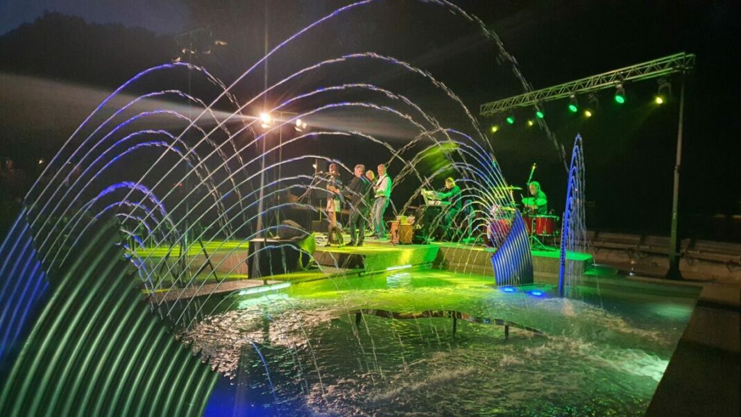 Vratili se koncerti uz fontanu! Prvi oduševio bend Romantix Vratili se koncerti uz fontanu! Prvi oduševio bend Romantix