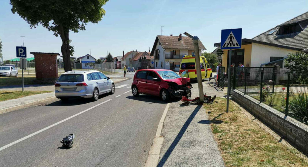 NESREĆA U PRELOGU Vozačica udarila u stup javne rasvjete NESREĆA U PRELOGU Vozačica udarila u stup javne rasvjete