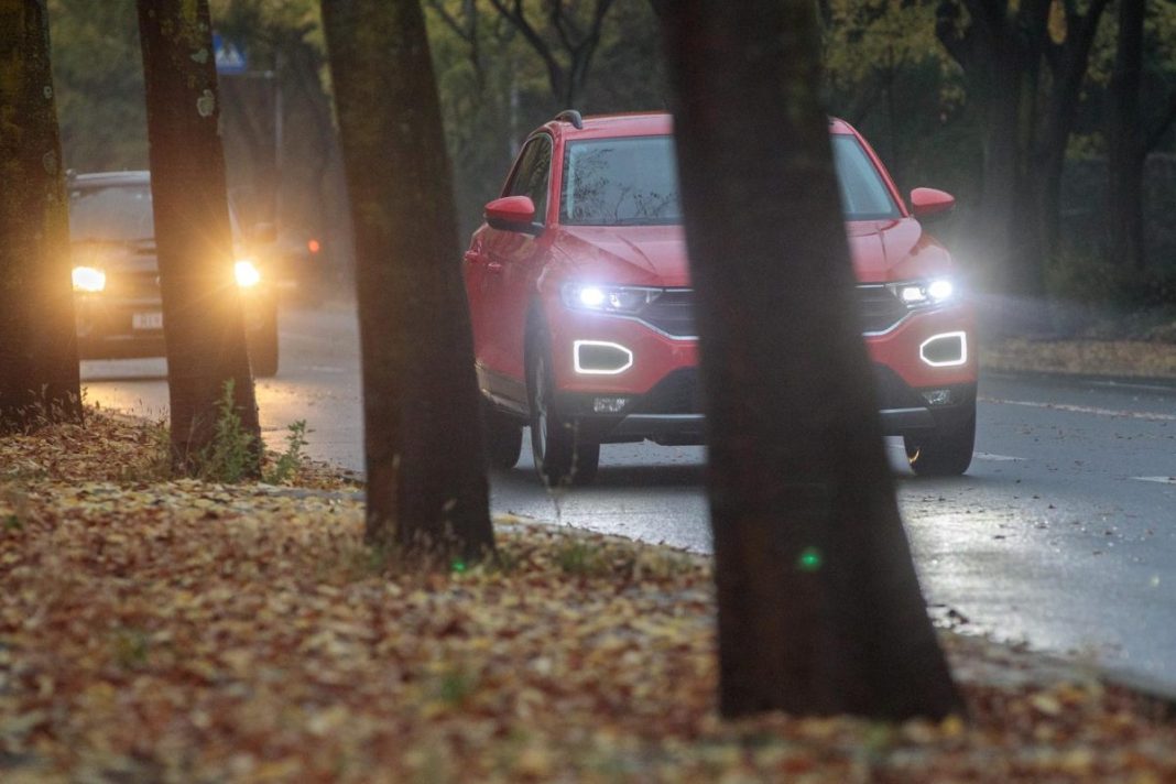 Podsjetnik vozačima: od 1. studenoga danju imajte obavezno upaljena svjetla na vozilima Podsjetnik vozačima: od 1. studenoga danju imajte obavezno upaljena svjetla na vozilima