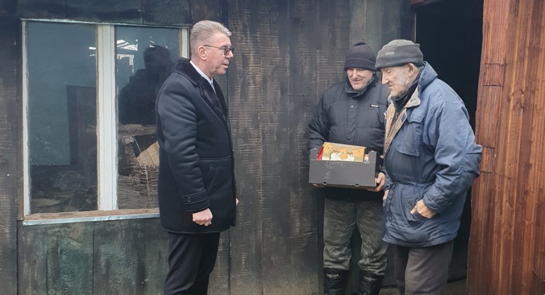 Gradonačelnik Srpak i predsjednici Mjesnih odbora podijelili pakete potrebitim obiteljima s gradskog područja Gradonačelnik Srpak i predsjednici Mjesnih odbora podijelili pakete potrebitim obiteljima s gradskog područja