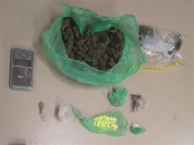 Policija pretražila kuću, no nisu ni morali jer im je 39-godišnjak dragovoljno predao više ‘vrsta’ droge Policija pretražila kuću, no nisu ni morali jer im je 39-godišnjak dragovoljno predao više ‘vrsta’ droge