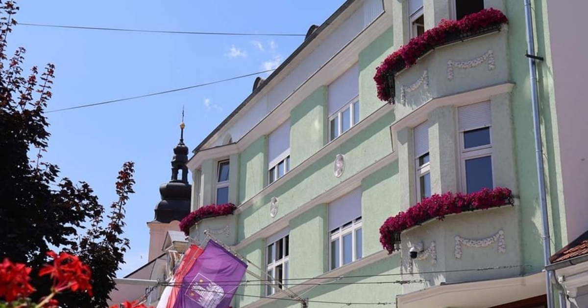 Čakovec je sve čišći, a odnedavno zgradu gradske uprave krasi i balkonsko cvijeće Čakovec je sve čišći, a odnedavno zgradu gradske uprave krasi i balkonsko cvijeće