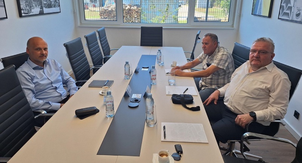 Gradonačelnik Kolarek posjetio obnovljene prostore tvrtke Eurobeton d.d. Gradonačelnik Kolarek posjetio obnovljene prostore tvrtke Eurobeton d.d.