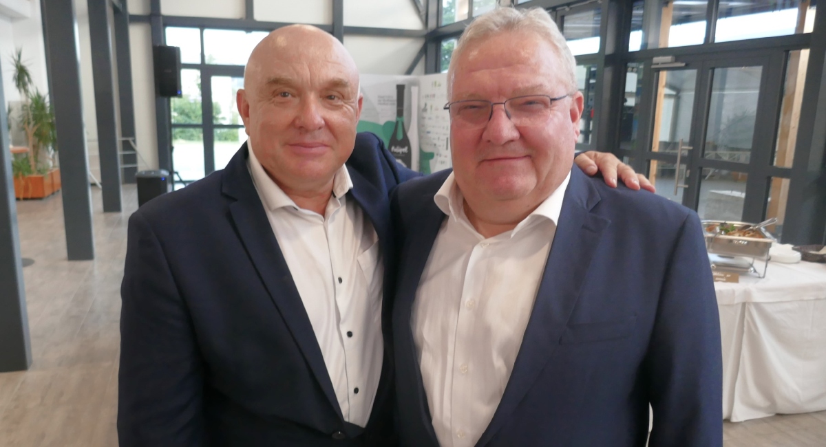 SDP-ovac i HDZ-ovac cijene jedan drugog i sve ono što čine za napredak svojih zajednica! SDP-ovac i HDZ-ovac cijene jedan drugog i sve ono što čine za napredak svojih zajednica!